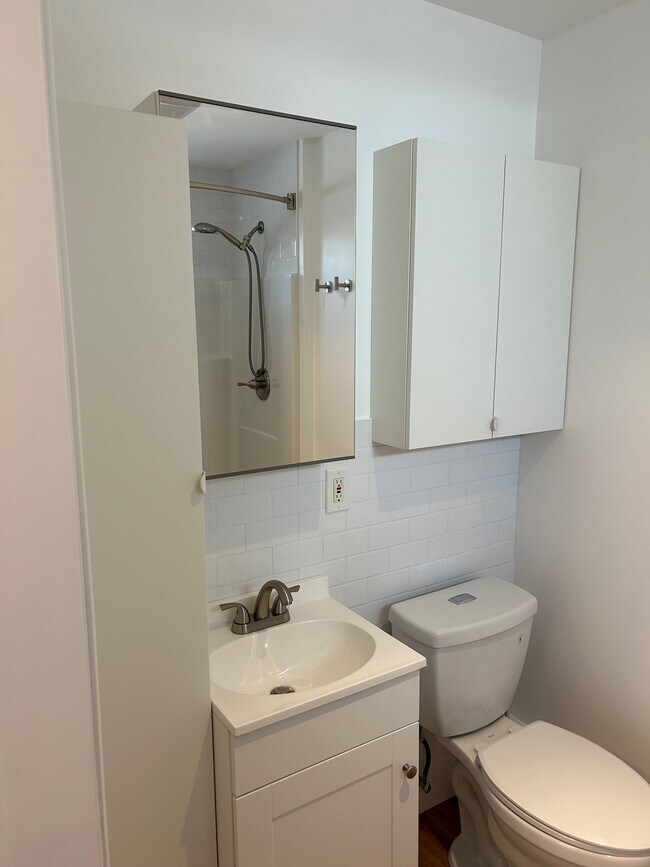 Baño con armario de almacenamiento - 10769 Redmont Ave