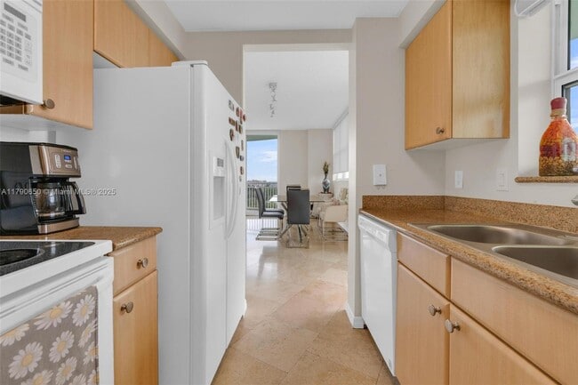 Building Photo - 2475 Brickell Ave