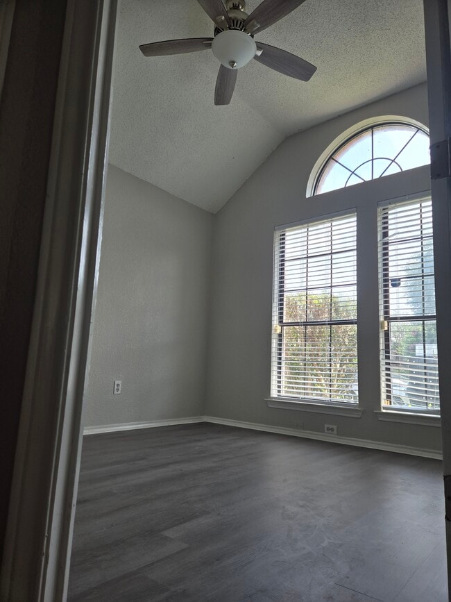 Foto del edificio - 2307 Weatherby Dr