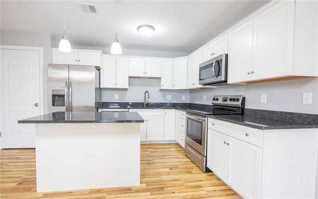 Building Photo - 13 Gray Coach Ln