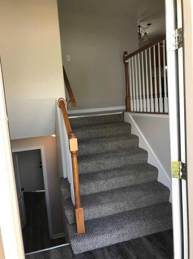 Building Photo - LOVELY 3 bd / 2.5 ba GRAIN VALLEY HOME $15...
