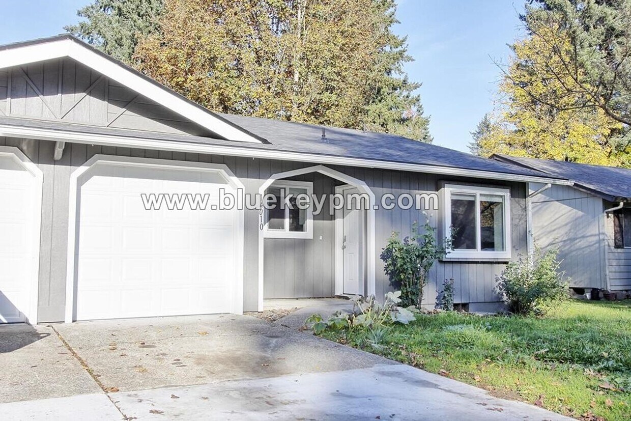Primary Photo - 2 Bed, 2 Bath Duplex with Fresh Paint, Flo...