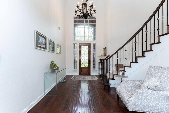 Foto del edificio - 3408 Travis Country Cir