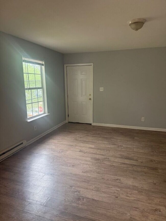 Foto del edificio - Three Bedroom Apartment in Norfolk