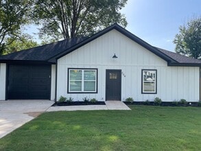 Building Photo - 209 Crestview Dr
