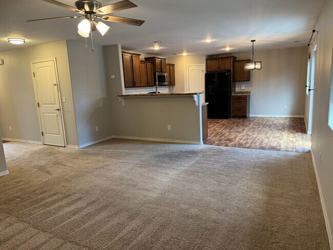 Building Photo - Everything you need! 3 bed/2.5 bath, 2-car garage