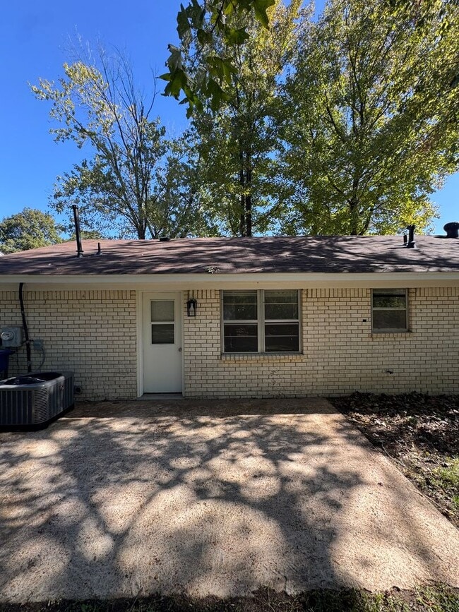 Building Photo - Renovated 2 Bedroom 1 Bath Home for Rent!
