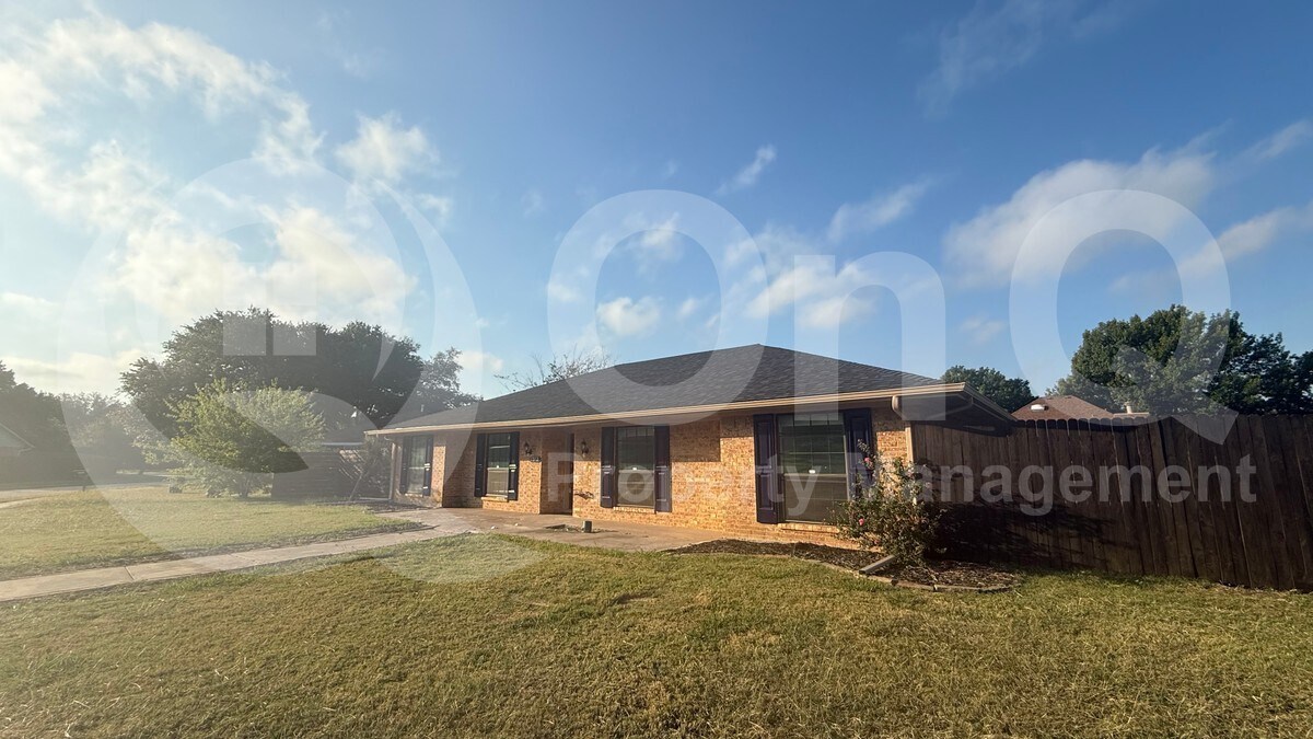 Foto principal - 1512 Wood Creek Dr