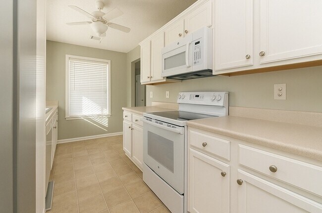 Foto del edificio - 1701 Summerwoods Ln