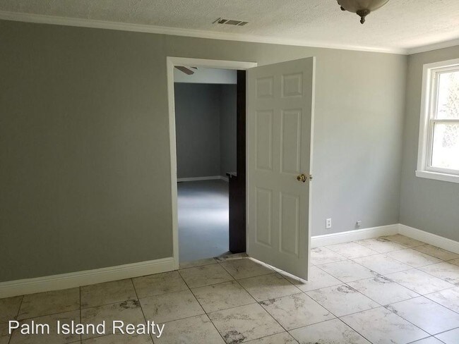Building Photo - 4 br, 2 bath  - 705 W Lee St