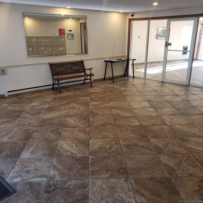 Foto del edificio - 421 Tolland St