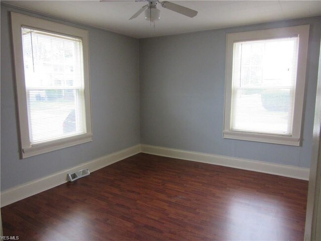 Building Photo - 600 Joughin St