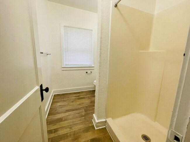 Building Photo - 604 W Maple Ave