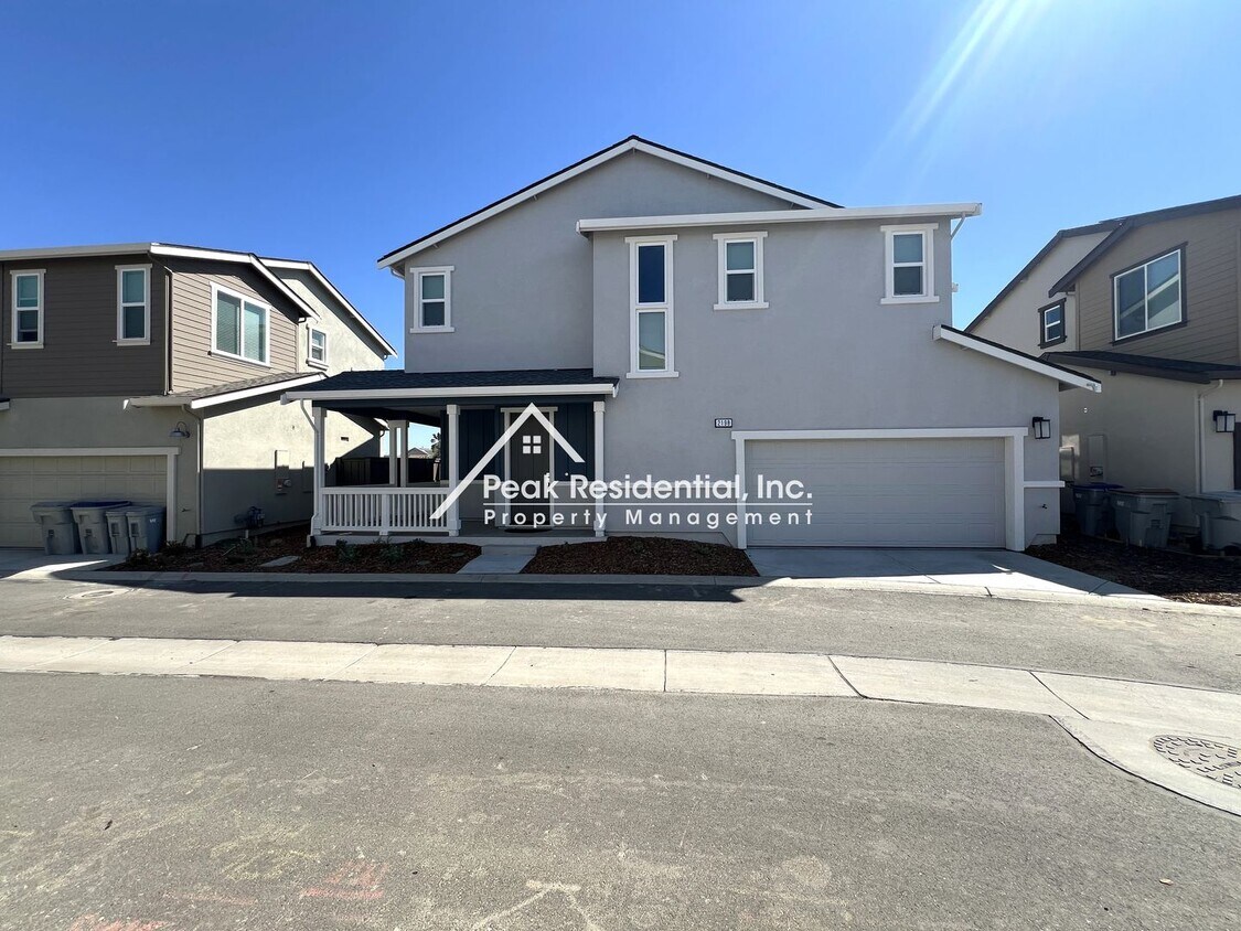 Primary Photo - Newer 4bd/2.5ba Woodland Home with 2 Car G...
