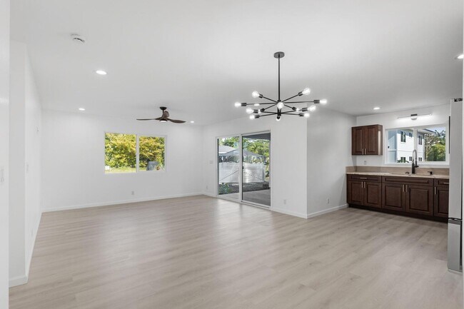 Building Photo - 15-1398-1398 13th Ave