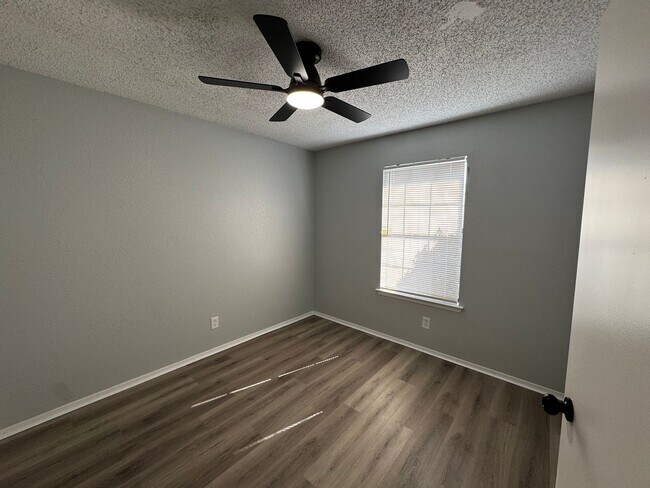 Building Photo - Great 3 bedroom! Move in special of $995!