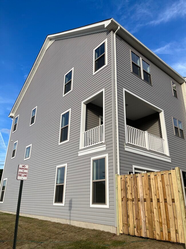Building Photo - 13707 Wineberry Ter