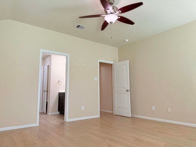 Foto del edificio - 9315 Claystone Ln