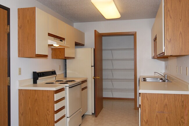 Kitchen - 1027 Southland Ln