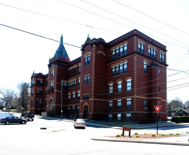 Building Photo - Chateau Clare