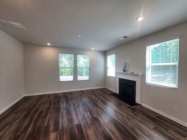 Foto del edificio - 3 Bedroom 2-Car Garage in Porter's Row in SW Charlotte