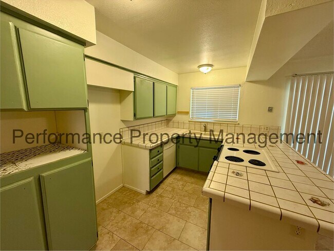 Foto del edificio - Cute 3 Bed/2 Bath SE Bakersfield Home w/ RBP & $0 Deposit Option