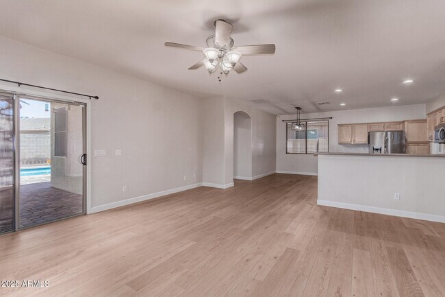 Foto del edificio - 16952 W Young St
