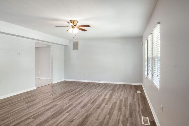 Building Photo - Newly Renovated 5BR/2BA Home with large yard
