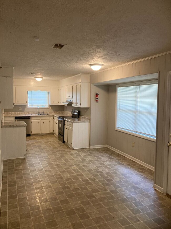 Building Photo - 3 Bedroom 2 Bath House with Double Garage ...