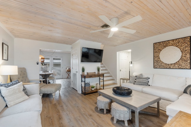 Foto del edificio - 22111 Bataan Ave