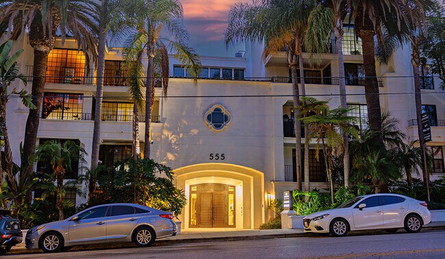 Exterior al atardecer - 555 Barrington