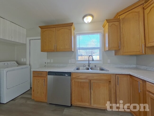 Building Photo - 1904 S Sheridan Ave