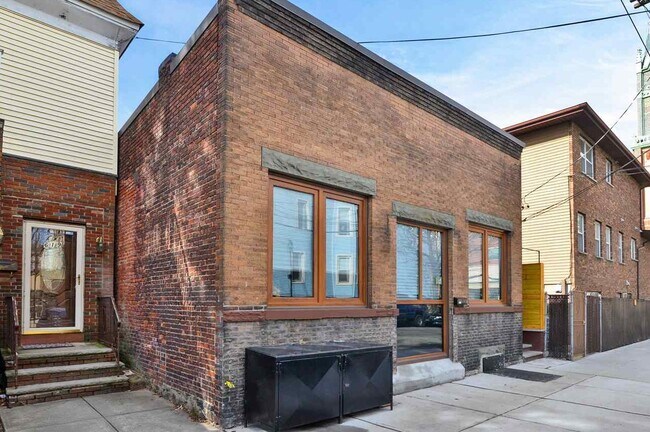 Close to restaurant, shops, NYC buses and all major highways. - 621 14th St
