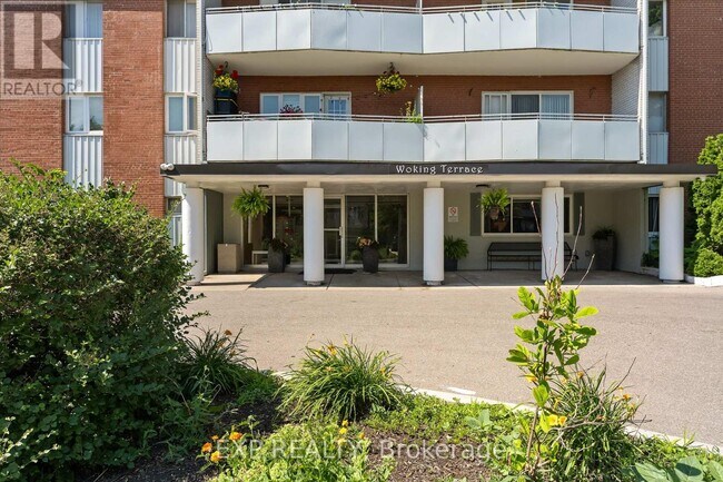 Photo du bâtiment - 2485 Woking Crescent