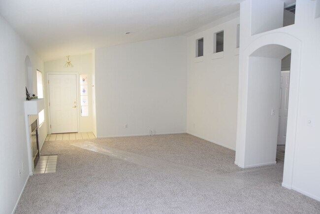 Foto del edificio - BEAUTIFUL 4 BEDROOM, 2 BATH SINGLE-STORY H...