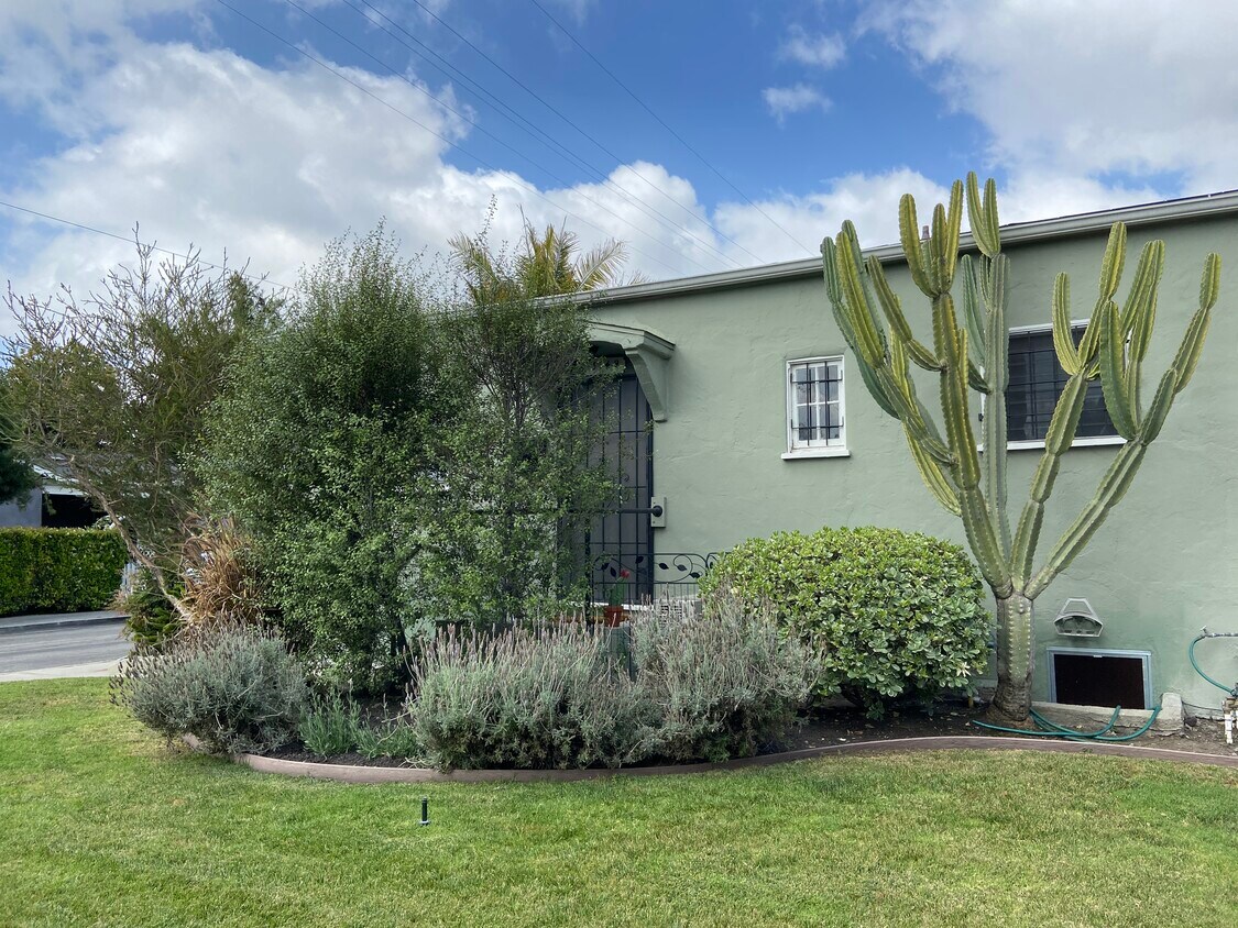 Private Front Entrance - 3149 Roberts Ave