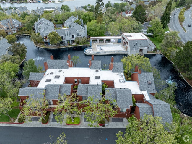 Building Photo - Harbortown