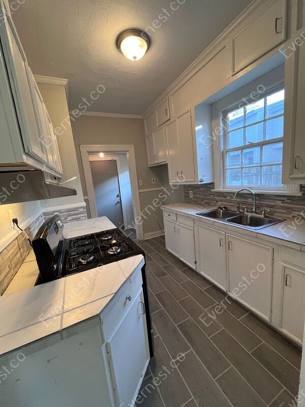 Building Photo - 526 Hartfield St