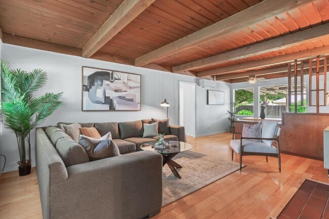 Building Photo - Charming Mid-Century Home with Detached St...
