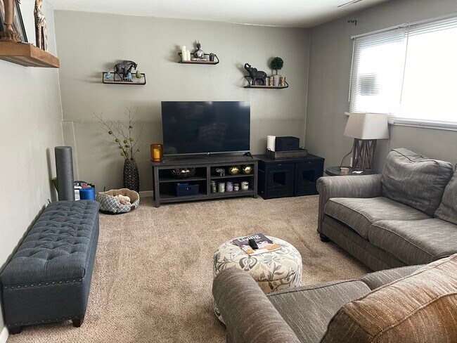 Amplio salón - 1617 Jackson St