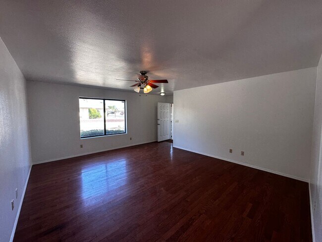 Building Photo - 3 Bedroom 2 Bathroom Home