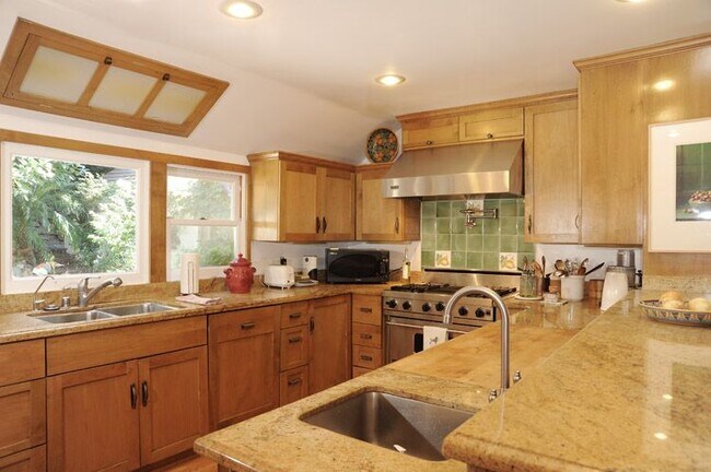 Cooks Kitchen - 11212 Cashmere St