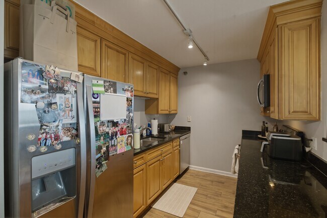 Building Photo - 345 N La Salle Dr