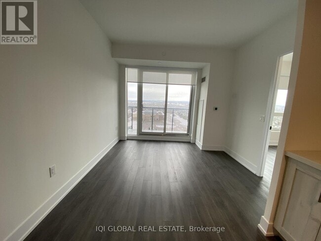 Photo du bâtiment - 2450 Old Bronte Rd