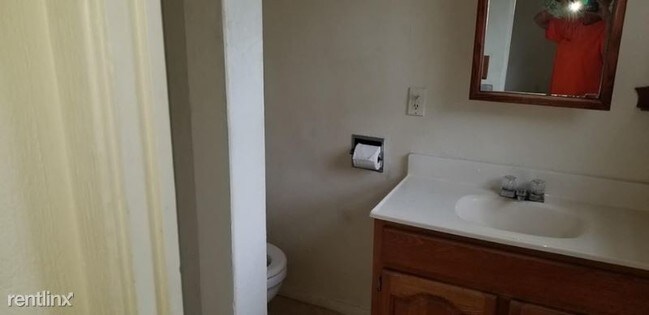 Building Photo - 1 br, 1 bath Apartment - 213 Elm St