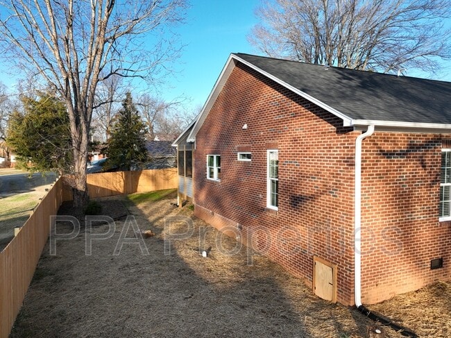 Building Photo - 306 S 1st St