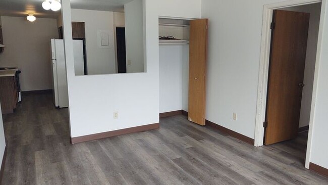 Building Photo - $1,195 | 3 Bedroom, 1 Bathroom Apartment |...