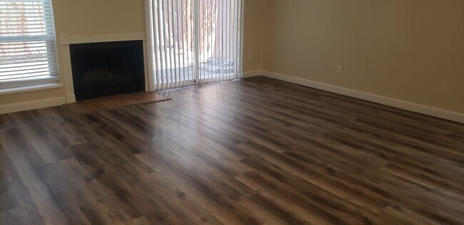 Building Photo - LARGE, LUXURIOUS TOWN HOME WITH A PRIVATE ...