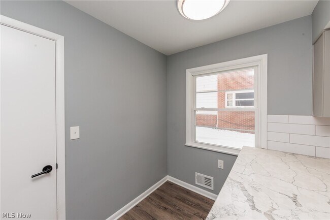 Foto del edificio - 2539 Warrensville Center Rd