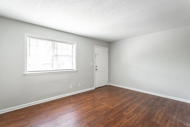 Building Photo - 2414 Lyndon Ave